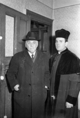 Magyarország, Budapest VIII., József körút 27., Országos Rabbiképző Intézet. Raj Ferenc rabbivá avatása alkalmából áll mestere, Richtmann Mózes főrabbi mellett., 1967, Bauer Sándor, Budapest, Fortepan #114283