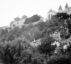 Magyarország, Veszprém, a felvétel a Séd patak partján készült fenn az Érseki Palota, jobbra a Szent Mihály-székesegyház., 1940, Gyöngyi, barokk-stílus, püspöki palota, Fellner Jakab-terv, Fortepan #11442