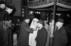 Magyarország, Budapest VII., Dohány utcai zsinagóga, balra Fisch Henrik főrabbi., 1960, Bauer Sándor, Budapest, rabbi, hüpe, zsinagóga, esküvő, Fortepan #114420