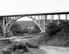 Magyarország, Veszprém, Szent István völgyhíd (Viadukt) és alatta a Séd patak a Davidikumtól nézve., 1940, Gyöngyi, híd, vasbeton héjszerkezet, ívhíd, Folly Róbert-terv, Fortepan #11444