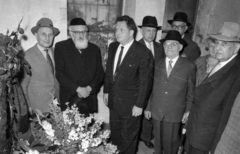 Magyarország, Budapest VII., Dohány utca 2., Zsidó Múzeum. Ünnepség Herzl Tivadar emléktáblájánál. Balról a második Schück Jenő az Ortodox Rabbitanács elnöke., 1964, Bauer Sándor, Budapest, Fortepan #114447