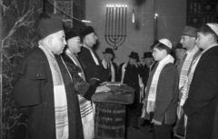 Magyarország, Budapest VII., Dohány utca, Hősök temploma., 1963, Bauer Sándor, vallás, zsinagóga, zsidóság, rabbi, Budapest, bar mitzvah, kipa, menóra, imakendő, Fortepan #114483