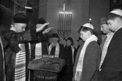 Magyarország, Budapest VII., Dohány utca, Hősök temploma., 1963, Bauer Sándor, vallás, zsinagóga, zsidóság, rabbi, Budapest, bar mitzvah, kipa, menóra, imakendő, Fortepan #114484