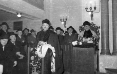 Magyarország, Budapest XIII., Hegedűs Gyula utca 3., zsinagóga, balra Fisch Henrik főrabbi, jobbra ül Dr. Benoschofsky Imre főrabbi., 1959, Bauer Sándor, zsinagóga, zsidóság, Budapest, imakendő, Fortepan #114492