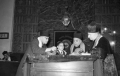 Magyarország, Budapest VII., Dohány utca, Hősök temploma., 1963, Bauer Sándor, vallás, zsinagóga, zsidóság, rabbi, Budapest, bar mitzvah, kipa, héber írás, tóratekercs, Dávid csillag, imakendő, Fortepan #114504