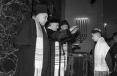 Magyarország, Budapest VII., Dohány utca, Hősök temploma., 1963, Bauer Sándor, vallás, zsinagóga, zsidóság, rabbi, Budapest, bar mitzvah, kipa, menóra, imakendő, Fortepan #114507