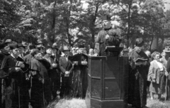 Magyarország, Budapest X., Kozma utcai izraelita temető. Bal szélen Mandel (Máté) Miklós főrabbi, előtte Abrahamsohn Manó főkántor, tőle jobbra bottal Schwarz Benjámin főrabbi, tőle jobbra kissé hátrébb Katona József főrabbi, tőle kettővel jobbra Dr. Scheiber Sándor főrabbi, a szónoki emelvényen dr. Benoschofsky Imre országos főrabbi, tőle jobbra Dér István rabbi. A felvétel 1959. június 7-én készült., 1959, Bauer Sándor, Budapest, Fortepan #114523