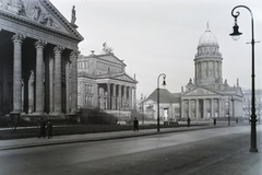 Németország, Berlin, Gendarmenmarkt, balra a Német Székesegyház, középen a Konzerthaus (Schauspielhaus), jobbra a Francia Székesegyház., 1938, Buzinkay Géza, Fortepan #114531