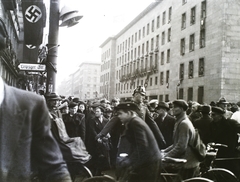 Németország, Berlin, Leipziger Strasse, szemben a Wilhelmstrasse a Niederkirchnerstrasse felé nézve. Hitlert búcsúztató tömeg, Rómába történő elutazásakor, 1938. május 2-án., 1938, Buzinkay Géza, horogkereszt, liturgia, kerékpár, Fortepan #114536