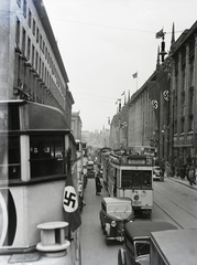 Németország, Berlin, Leipziger Strasse a Wilhelmstrasse felől a Potsdamer Platz felé nézve. Forgalmi torlódás Hitler Rómába történő elutazásakor, 1938. május 2-án., 1938, Buzinkay Géza, villamos, horogkereszt, tömegközlekedés, Fortepan #114537