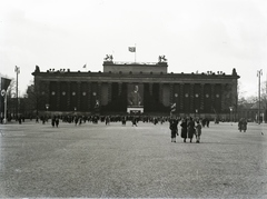 Németország, Berlin, Múzeum-sziget, Lustgarten a Schlossplatz felől. Várakozók a feldíszített Altes Museum előtt az osztrák népszavazás eredményére, 1938. április 10-én., 1938, Buzinkay Géza, Fortepan #114544