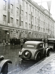 Németország, Berlin, az SS rendfenntartó gárda készenlétben Hitler Bécsből történő visszaérkezésekor 1938. március 16-án., 1938, Buzinkay Géza, horogkereszt, gyerekkerékpár, Fortepan #114550