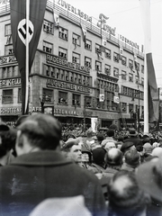 Németország, Berlin, Stresemannstrasse (ekkor Saarlandstrasse) az Anhalter strasse felé nézve. A Bécsből visszatérő Hitlert éltető tömeg az Anhalter Bahnhof előtt 1938. március 16-án., 1938, Buzinkay Géza, horogkereszt, liturgia, Fortepan #114552