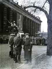 Németország, Berlin, Múzeum-sziget, a feldíszített Altes Museum előtt katonák várakoznak az osztrák népszavazás eredményére. A felvétel 1938. április 10-én készült., 1938, Buzinkay Géza, horogkereszt, Adolf Hitler-ábrázolás, plakát, Fortepan #114556