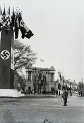 Németország, Berlin, Rahel Hirsch Strasse (Friedrich Karl Ufer) és Alt-Moabit sarok, szemben a fellobogózott Lehrter Bahnhof. A felvétel Hitler Rómából való visszaérkezésekor, 1938. május 16-án készült., 1938, Buzinkay Géza, horogkereszt, pályaudvar, Alfred Lent-terv, Bertold Scholz-terv, Gottlieb Henri Lapierre-terv, Fortepan #114558