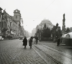 Szlovákia, Kassa, Fő tér (Hlavné namestie) 1938. november 11-én a magyar csapatok bevonulása idején. Balra a Szentháromság-templom, szemben az Állami Színház, jobbra a Szentháromság-szobor., 1938, Buzinkay Géza, területgyarapodás, nemzeti színház, utcakép, színház, oszlop, Láng Adolf-terv, neobarokk stílus, Szűz Mária-ábrázolás, Viktorin Flachenfeld-terv, Simon Grimming-terv, Tornyossy Tamás-terv, Fortepan #114561