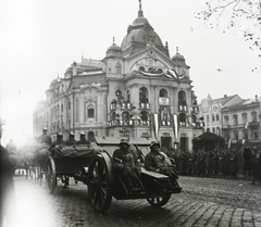 Szlovákia, Kassa, Fő tér (Hlavné namestie) az Állami Színház előtt,1938. november 11-én a magyar csapatok bevonulása idején., 1938, Buzinkay Géza, területgyarapodás, nemzeti színház, színház, Láng Adolf-terv, neobarokk stílus, Fortepan #114562