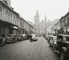 Szlovákia, Kassa, Erzsébet utca (Alžbetina ulica, akkor Deák Ferenc utca), 1938. november 11-én a magyar csapatok bevonulása idején. Szemben a Szent Erzsébet-főszékesegyház (Dóm)., 1938, Buzinkay Géza, területgyarapodás, utcakép, katolikus, székesegyház, kerékpár, Fortepan #114563