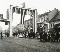 Szlovákia, Kassa, Fő utca (ulica Hlavná) 1938. november 11-én a magyar csapatok bevonulása idején. Szemben a Szent Erzsébet-főszékesegyház (Dóm)., 1938, Buzinkay Géza, területgyarapodás, szálloda, diadalkapu, eklektikus építészet, nemzeti jelkép, Frey Lajos-terv, Fortepan #114564