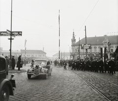 Szlovákia, Kassa, Námestie osloboditeľov (ekkor Horthy Miklós tér, előtte és utána Erzsébet tér) a Fő utca (ulica Hlavná) felől nézve, 1938. november 11-én a magyar csapatok bevonulása idején., 1938, Buzinkay Géza, területgyarapodás, tér, útjelző tábla, gyógyszertár, kétnyelvű felirat, Felvidék, Fortepan #114565