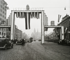 Szlovákia, Kassa, Fő utca (ulica Hlavná) 1938. november 11-én a magyar csapatok bevonulása idején. Szemben a Szent Erzsébet-főszékesegyház (Dóm)., 1938, Buzinkay Géza, területgyarapodás, szálloda, felhőkarcoló, katolikus, székesegyház, diadalkapu, eklektikus építészet, nemzeti jelkép, Frey Lajos-terv, Funkcionalizmus, Alexander Skutecký-terv, Fortepan #114567