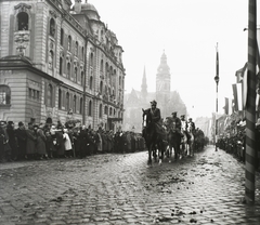 Szlovákia, Kassa, Fő utca (ulica Hlavná) 1938. november 11-én a magyar csapatok bevonulása idején. Balra az Állami Színház, szemben a Szent Erzsébet-főszékesegyház (Dóm)., 1938, Buzinkay Géza, területgyarapodás, nemzeti színház, színház, katolikus, székesegyház, Láng Adolf-terv, neobarokk stílus, Fortepan #114568