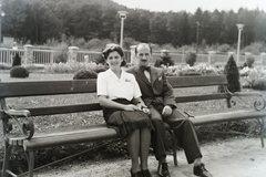 Hungary, Sopron, Lövér körút, a Lővér Szálló kertje. Dr. Buzinkay György és felesége, Neÿ Katalin., 1943, Buzinkay Géza, couple, bench, Fortepan #114569