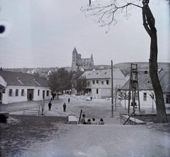 Magyarország, Zsámbék, Magyar utca és a Petőfi Sándor utca találkozása a Keresztelő Szent János-templom előtt. Szemben a premontrei templom., 1939, Buzinkay Géza, templomkert, Premontrei rend, Fortepan #114574