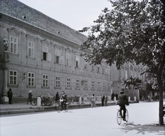 Magyarország, Székesfehérvár, Városház (Károly király) tér, balra a Városháza és előtte a Tízes huszárok szobra., 1942, Buzinkay Géza, kerékpár tároló, kerékpár, Fortepan #114578