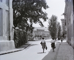 Magyarország, Székesfehérvár, Szent István (Megyeház) tér a Megyeház utca felől., 1939, Buzinkay Géza, utcakép, séta, Fortepan #114579