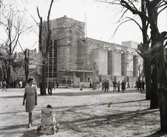 Hungary, Városmajor, Budapest XII., a Jézus Szíve-templom (Árkay Aladár és Árkay Bertalan) helyreállítása a bombatámadás után., 1943, Buzinkay Géza, baby carriage, Budapest, Aladár Árkay-design, Bertalan Árkay-design, renovation, Fortepan #114598