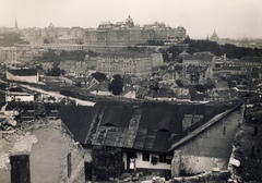 Magyarország, Budapest I., kilátás a Királyi Palota (később Budavári Palota) felé. A kép előterében a Szikla utca 20. és 22., távolabb a Hadnagy utca házai, a kettő közötti területen a Komló, a Hírnök és a Gesztenye utca egykori házainak helye látható. A kép közepén a Bethlen-udvar., 1932, Buzinkay Géza, Budapest, Fortepan #114605