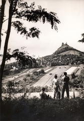 Magyarország,Balaton, Szigliget, jobbra fenn a vár romja, balra a Szűz Mária neve templom., 1939, Buzinkay Géza, domboldal, Fortepan #114609