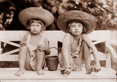 Slovakia, Čachtice, 1922, Buzinkay Géza, Czechoslovakia, kids, straw hat, basket, Fortepan #114618