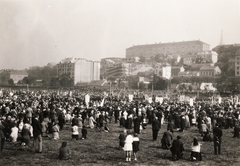 Hungary, Budapest I., Szent Imre év ünnepi miséje a Vérmezőn. Háttérben az Attila út földszintes házai mellett balra a 129. számú ház magaslik. Fenn a budai Várban a Hadtörténeti Múzeum, mögötte a Levéltár tornya látszik., 1930, Buzinkay Géza, Budapest, Fortepan #114621