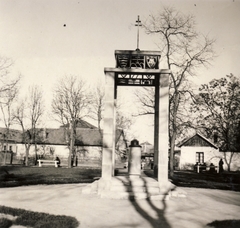 Magyarország, Szécsény, Erzsébet tér, Szent István emlékmű (1938)., 1939, Buzinkay Géza, korona, címer, Fortepan #114643