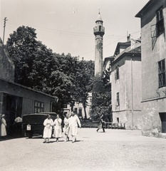 Magyarország, Pécs, Rákóczi út 2. a Magyar Királyi Erzsébet Tudományegyetem Klinikájának (később Pécsi Tudományegyetem Klinikai Központ) udvara, szemben a Minaret Jakováli Hasszán pasa dzsámija mellett áll., 1939, Buzinkay Géza, Oszmán-török építészet, rendszám, asszisztens, Fortepan #114651