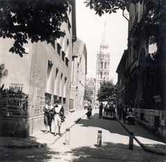 Magyarország, budai Vár, Budapest I., Szentháromság utca a Tóth Árpád sétányról (Gróf Bethlen István bástyasétány) nézve, szemben a Mátyás-templom., 1939, Buzinkay Géza, Budapest, utcakép, nők, plakát, Fortepan #114660