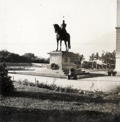 Magyarország, budai Vár, Budapest I., Tóth Árpád sétány (Gróf Bethlen István bástyasétány), Esztergomi rondella, előtérben Görgey Artúr szobra (ifj. Vastagh György, 1935.), jobbra a Hadtörténeti Múzeum., 1938, Buzinkay Géza, Budapest, Fortepan #114661