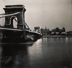 Magyarország, Budapest V.,Budapest I., a kivilágított Széchenyi Lánchíd a Széchenyi István (Ferenc József) tér felé nézve., 1938, Buzinkay Géza, Budapest, Fortepan #114663