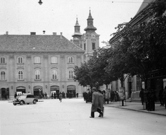 Magyarország, Székesfehérvár, Városháza a Fő (Nádor) utca felől, háttérben a Szent István-bazilika., 1940, Gyöngyi, templom, plakát, hirdetőoszlop, automobil, Fortepan #11469