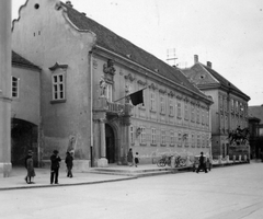 Magyarország, Székesfehérvár, Városház (Károly király) tér, szemben a Városháza és előtte a Tízes huszárok szobra., 1940, Gyöngyi, kerékpár, zászló, automobil, lovas szobor, Fortepan #11470