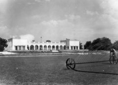 Magyarország, Dunaújváros, (Sztálinváros), a Központi Sporttelep Klubháza., 1953, Gallai Sándor, park, épület, pázsit, öntözés, sport, Fortepan #114721