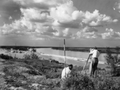 Magyarország, Dunaújváros, (Sztálinváros), balra a Szalki-szigeten a kikötő., 1953, Gallai Sándor, kikötő, látkép, földmérő, folyópart, felhő, Fortepan #114722