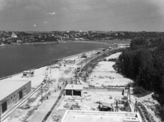 Magyarország, Dunaújváros, (Sztálinváros), Szalki-sziget, Ruhagyári út. Balra a Rác dombnak nevezett löszháton a görögkeleti szerb templom., 1953, Gallai Sándor, látkép, templom, görögkeleti, sziget, Fortepan #114724