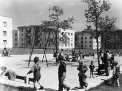 Magyarország, Dunaújváros, (Sztálinváros), a Május 1. utcai házak mögötti park a Vasmű (Sztálin) úti házak hátsó frontja felé nézve., 1953, Gallai Sándor, játszótér, lakótelep, gyerekek, Fortepan #114725