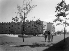 Magyarország, Dunaújváros, (Sztálinváros), a Május 1. utcai házak mögötti park az Ady Endre utca felé nézve., 1953, Gallai Sándor, játszótér, lakótelep, életkép, Fortepan #114728