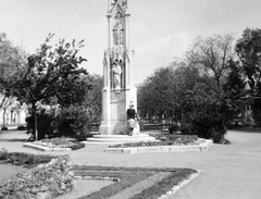 Magyarország, Székesfehérvár, a Zichy liget (Vilmos császár tér) a Szentháromság-szoborral., 1940, Gyöngyi, szobor, szentháromság szobor, Fortepan #11474