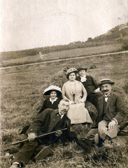 1900, Fortepan, hat, tableau, women, men, relaxation, walking cane, bow tie, hay, jabot, stretched legs, Fortepan #114814