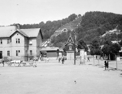 Magyarország, Salgótarján, Fő tér, a régi vasútállomás, háttérben a Kálvária domb., 1939, Gyöngyi, lovaskocsi, városkép, hirdetőoszlop, kálvária, vasútállomás, Fortepan #11482